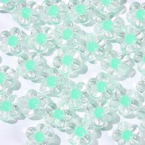 Vue détaillée de perles de fleurs en acrylique transparent, idéales pour les bijoux DIY.