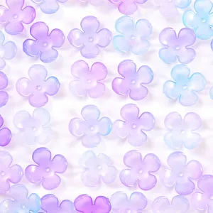 Primer plano detalle de cuentas de flores acrilicas translucidas para joyeria artesanal.