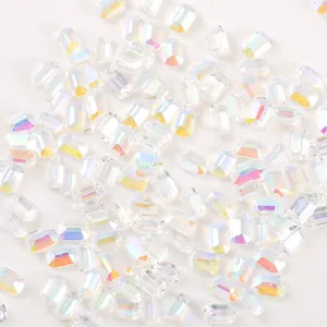 Diamantes de imitación rectangulares aurorales para uñas sobre fondo blanco, diseño.