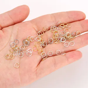 Pequenos anillos metalicos en oro y plata, perfectos para la creacion de joyas DIY.