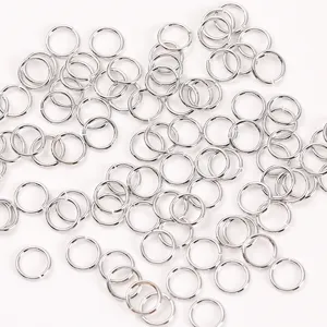 Anillas de salto de metal plateado detalle para la fabricacion de joyas de bricolaje y conectores.