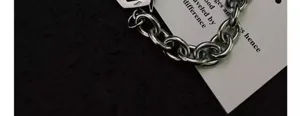Gedetailleerde close-up van heren hip-hop titanium staal ketting halsketting stijl.