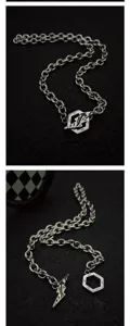 Gedetailleerd overzicht van heren titanium staal hip-hop ketting met unieke dolk hanger.