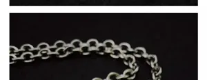 Zilveren ketting detail opname, metalen schakel ontwerp mode accessoire close up