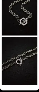 Detailopnamen van de stijlvolle titanium stalen bliksem ketting met unieke sluiting.