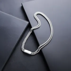 Collier double en acier titane pour hommes, bijoux tendance et élégants en argent pour le quotidien.