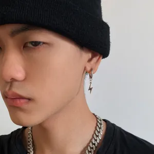 Primer plano pendientes de aro rayo hombre, joyería de plata estilo hip hop moda.
