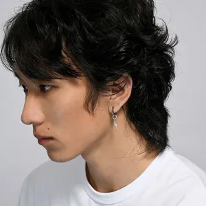 Primer plano pendiente de aro con rayo de plata para hombre, accesorio minimalista.