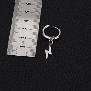 Detalle del pendiente de aro con rayo de acero inoxidable con referencia de regla.