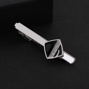Vue detaillee de pince a cravate homme en metal avec decor strass geometrique pour costume.