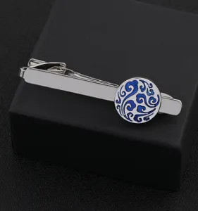 Élégante pince à cravate homme argentée avec motif tourbillon émail bleu blanc affaire.