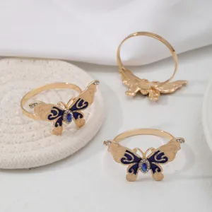 Detailaufnahme goldener Schmetterling Serviettenringe mit blauem Emaille und Strasssteinen.