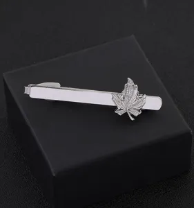 Pince à cravate argentée pour homme avec motif de feuille d'érable pour chemise formelle.