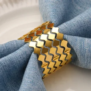 Anello portatovagliolo in metallo dorato con design ondulato a zig-zag per tavola.