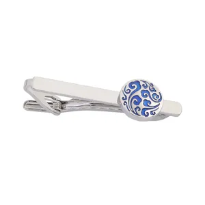 Élégante pince à cravate argentée pour homme avec motif bleu chic pour tenue formelle.