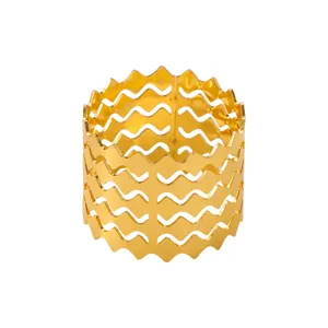 Anello portatovagliolo in metallo dorato con intaglio a onda, ideale per decorare.