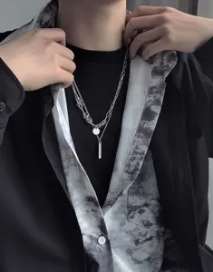 Collier double couches pour hommes avec pendentifs rond et barre style hip hop tendance.