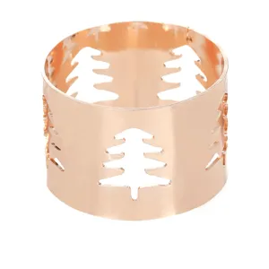 Servilletero de metal oro rosa con diseño de árbol de navidad recortado, vista detalle mesa.