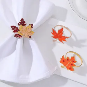 Set di portatovaglioli con foglia d'acero autunnale, elegante decorazione per la tavola.