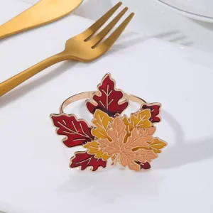 Raffinato portatovagliolo con foglia d'acero autunnale per decorazione tavola elegante.