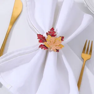 Portatovaglioli con foglia d'acero autunnale per decorare la tavola del Ringraziamento, elegante.