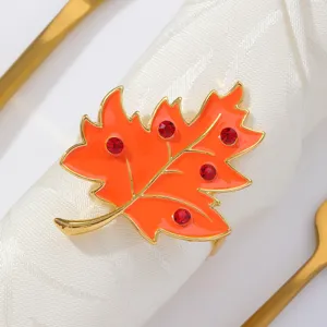 Portatovaglioli autunnale con foglia d'acero arancione e strass rossi per decorazione tavola.