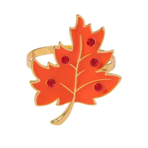 Portatovaglioli con foglia d'acero arancione autunnale con bordo dorato e strass rossi.