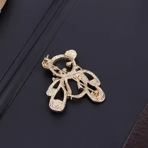 Goldfarbene Metall niedliche Bär Brosche Stift mit Strass Details, modisches Accessoire.