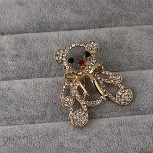 Detailaufnahme Strass Bär Brosche, glänzender Kristall Tier Anstecknadel, modischer Schmuck.
