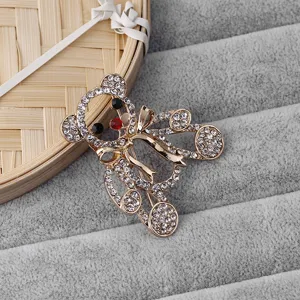 Elegante goldfarbene Strass-Bärenbrosche mit funkelnden Kristallen und süßer Schleife.