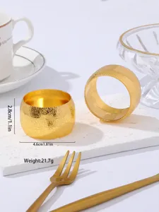 Detailansicht eines goldenen trommelförmigen Metall-Serviettenrings für Tischdekoration