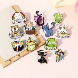 Vue détaillée de pin en émail, broche badge animal dessin animé mignon, accessoire métal.