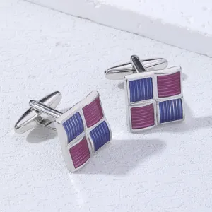 Boutons de manchette carrés à carreaux pour hommes en métal argenté avec motif émail bleu.