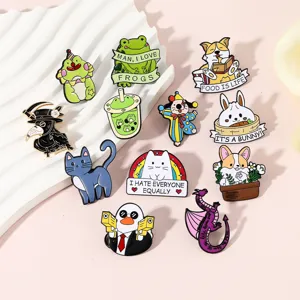 Gros plan détaillé de badges émaillés d'animaux de dessin animé amusants avec grenouille.