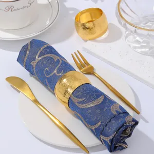 Goldener Trommel Metall Serviettenring Set mit blauem Tuch, elegante Tischdeko für Hotels.