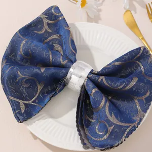 Eleganter Metall-Serviettenring mit blauem Muster für stilvolle Tischdekoration im Hotel.