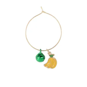 Anneau de breloque pour verre à vin doré avec banane et cloche pour fête et boissons.