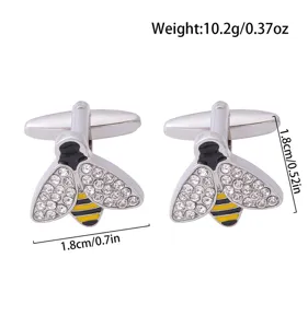 Gedetailleerd overzicht van heren strass bij manchetknopen, elegante insecten shirt accessoires.