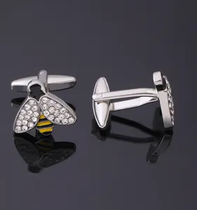 Detailopname van de elegante kristallen bijen manchetknopen met fonkelende strass-steentjes.