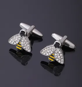 Detailopname van sprankelende strass bij manchetknopen voor heren, elegante zilveren stijl.