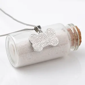 Gedetailleerde close-up van de legering been hanger ketting gecombineerd met fijne ketting op fles.