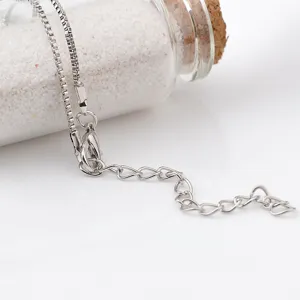 Detail van zilverkleurige ketting met stevige karabijnsluiting en handige verlengketting.