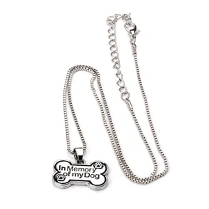 Gedetailleerd overzicht van de zilveren huisdier gedenkketting met gegraveerde bot hanger.