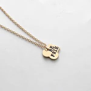 Close-up van een goudkleurige ketting met een creatief puzzel bot hanger detail.