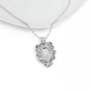 Collier pendentif cadre baroque argenté vintage, accessoire de pull élégant et chic.