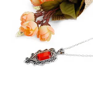 Collier pendentif pierre précieuse rouge vintage avec chaîne argentée délicate et élégante.