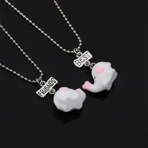 Gedetailleerd overzicht van schattige dierenketting met witte olifant hangers en labels.