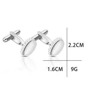 Detailansicht silberner Flaschenverschluss Manschettenknöpfe mit Maßen 2.2cm und 1.6cm.