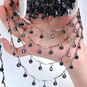 Accessoire de chaîne en métal noir DIY avec barres courbées et pendentifs disques brillants.