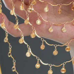 Détail de chaîne DIY dorée avec bâtonnets ondulés et pendentifs brillants pour Hanfu.